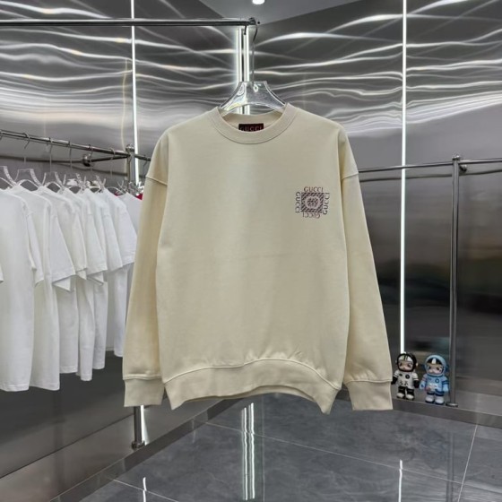 Gucci crew neck long-sleeved sweatshirt with lettering and hot-fix rhinestones.